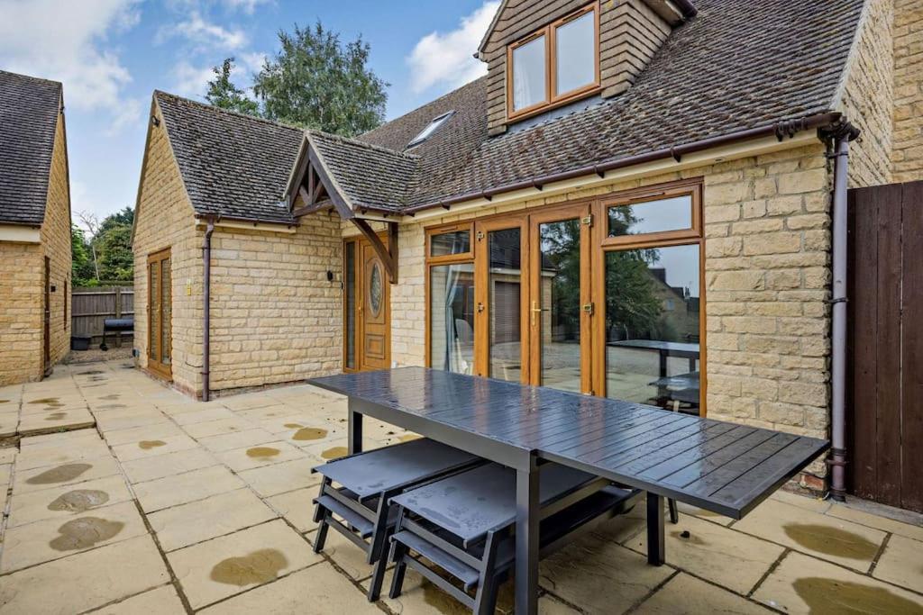 Beautiful 4-5 Bedroom Village House With Rural Views Salford  Екстериор снимка
