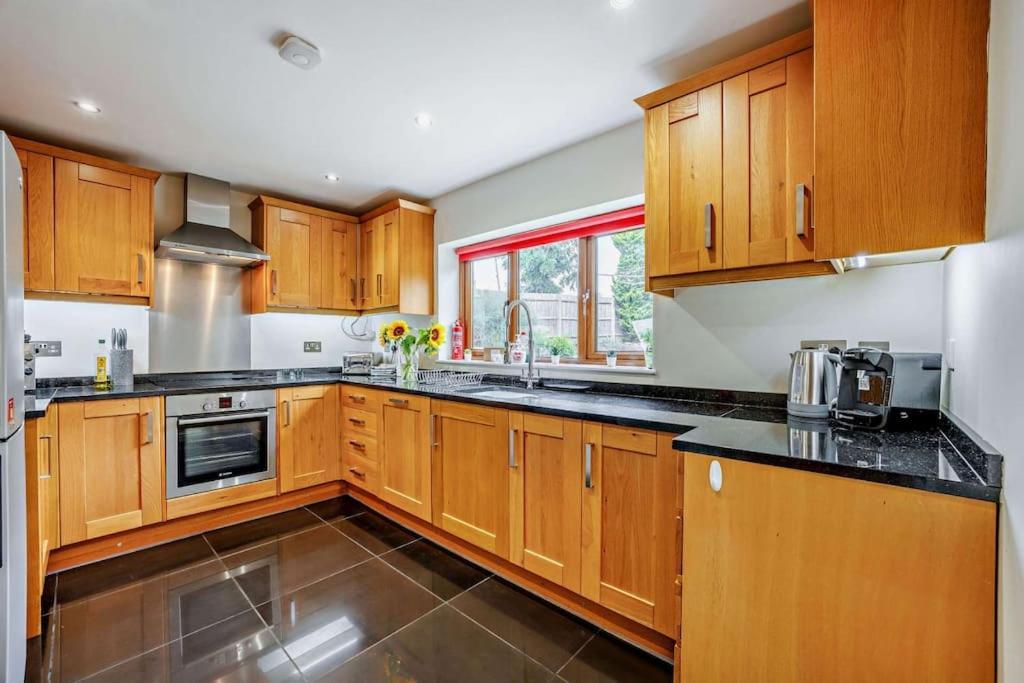 Beautiful 4-5 Bedroom Village House With Rural Views Salford  Екстериор снимка