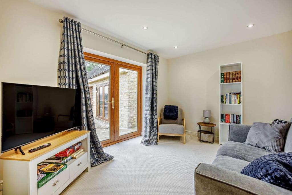 Beautiful 4-5 Bedroom Village House With Rural Views Salford  Екстериор снимка