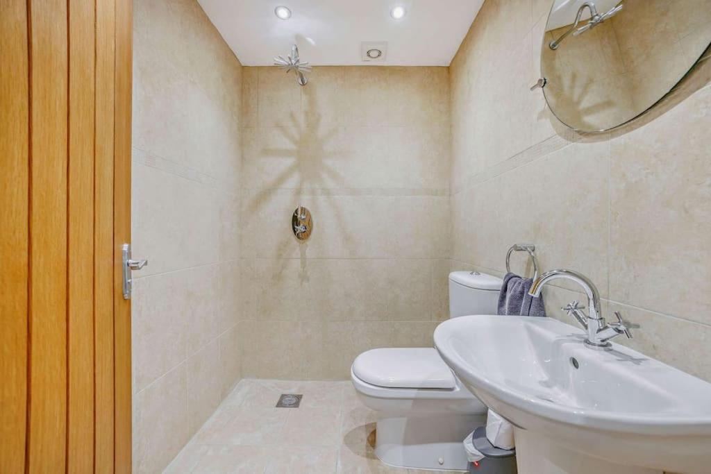 Beautiful 4-5 Bedroom Village House With Rural Views Salford  Екстериор снимка