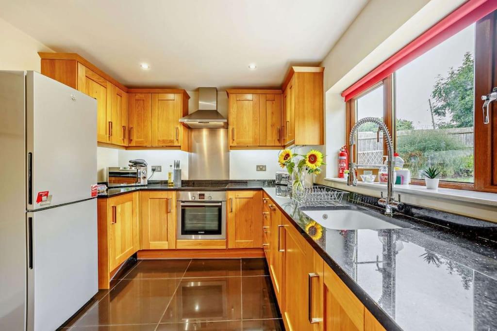 Beautiful 4-5 Bedroom Village House With Rural Views Salford  Екстериор снимка